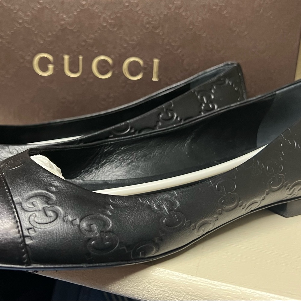 Woman's flat shoes